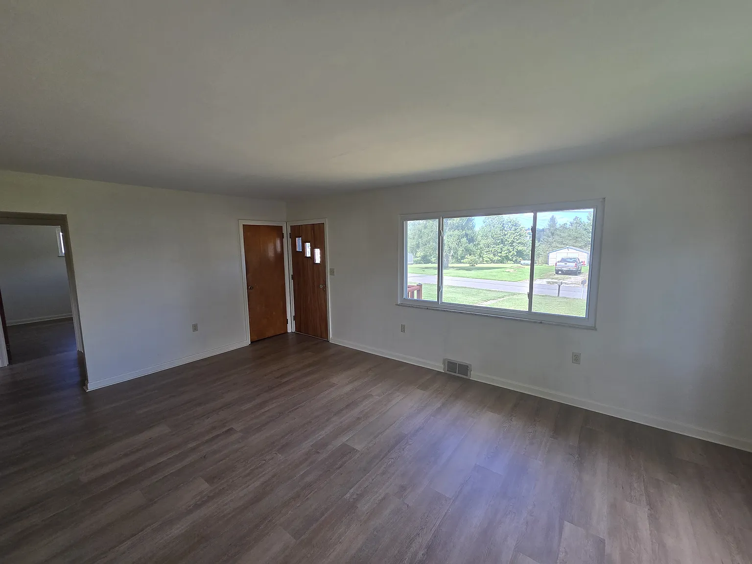 3 bed, 988 sqft, $1,300 — Photo 2