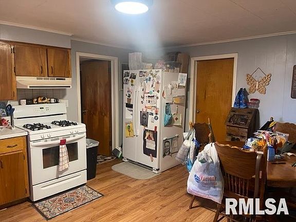 5th image of 110 E Oak St