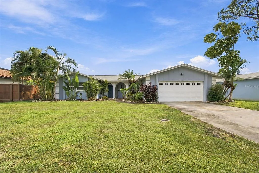 3 bed, 2.0 bath, 1619 sqft, $4,900 — Photo 2