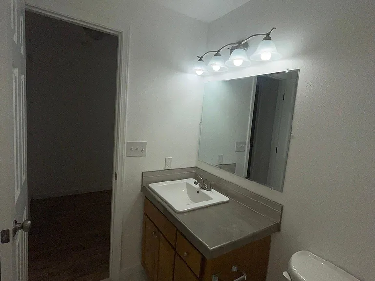 2075 NE Holliday Ave — Photo 10