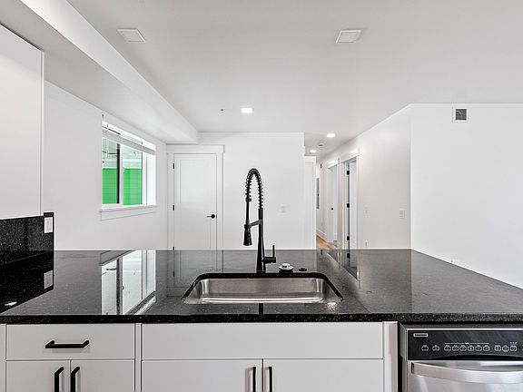 5th image of 530 E 18th Ave APT 1