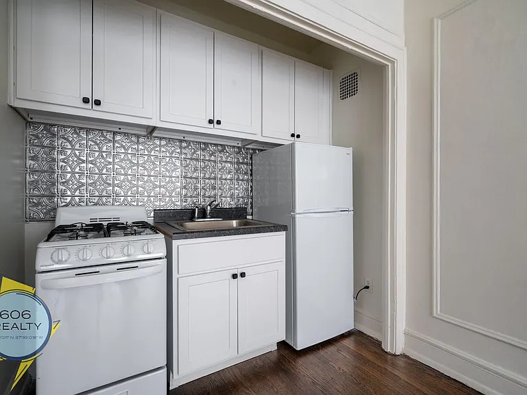Albany Park Apartments - 4901 Christiana — Photo 6