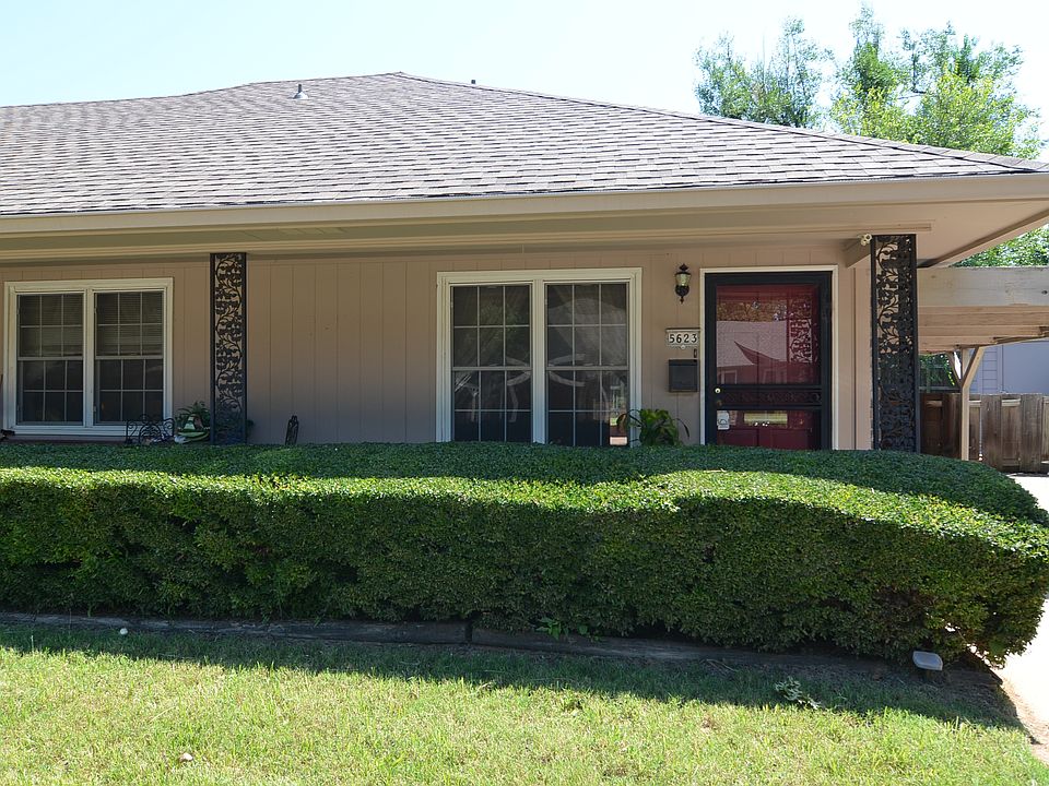 Lawn & front shrubs maintained by HOA