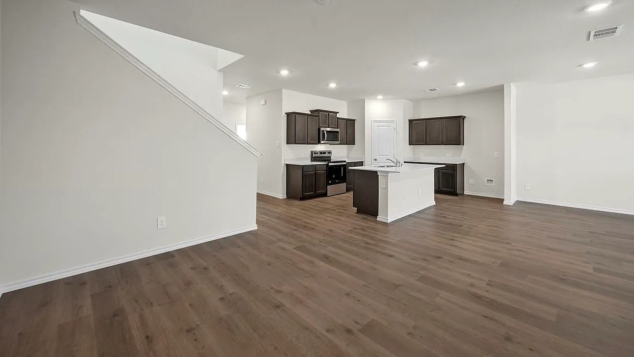 4 bed, 2482 sqft, $2,600 — Photo 2