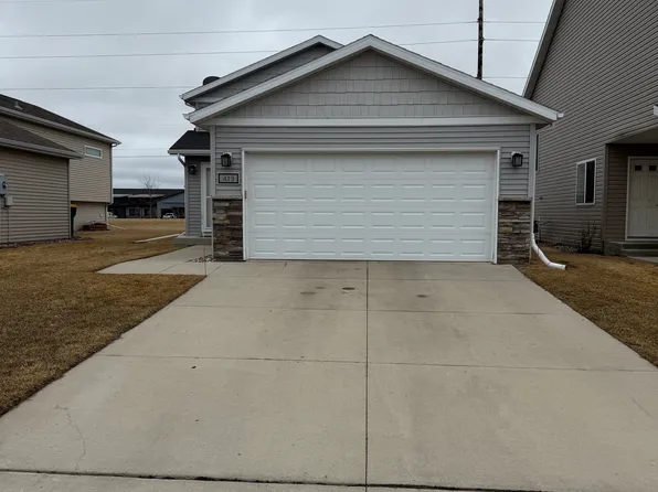 413 Foxtail Dr E, West Fargo, ND 58078