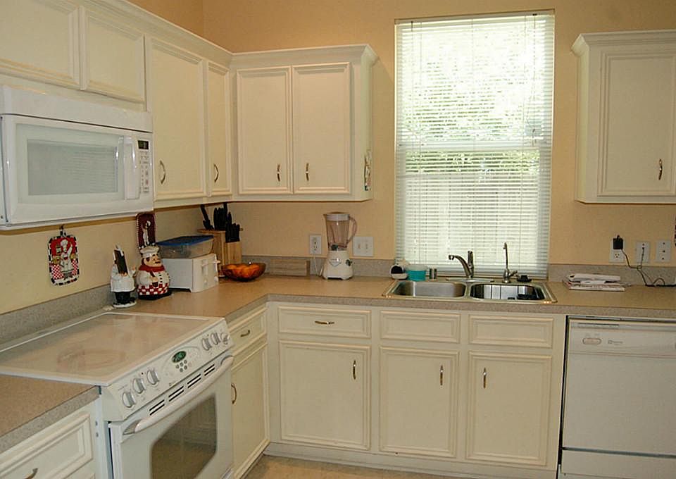     Light and Bright Kitchen
