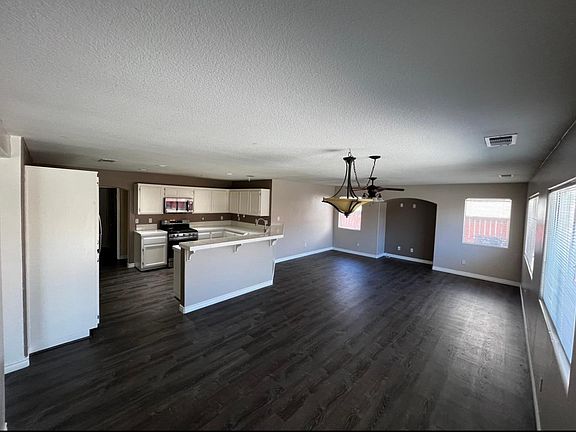 4th image of 25660 Motte Cir