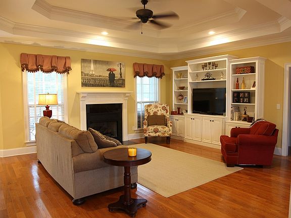 5th image of 384 Tanglewood Dr