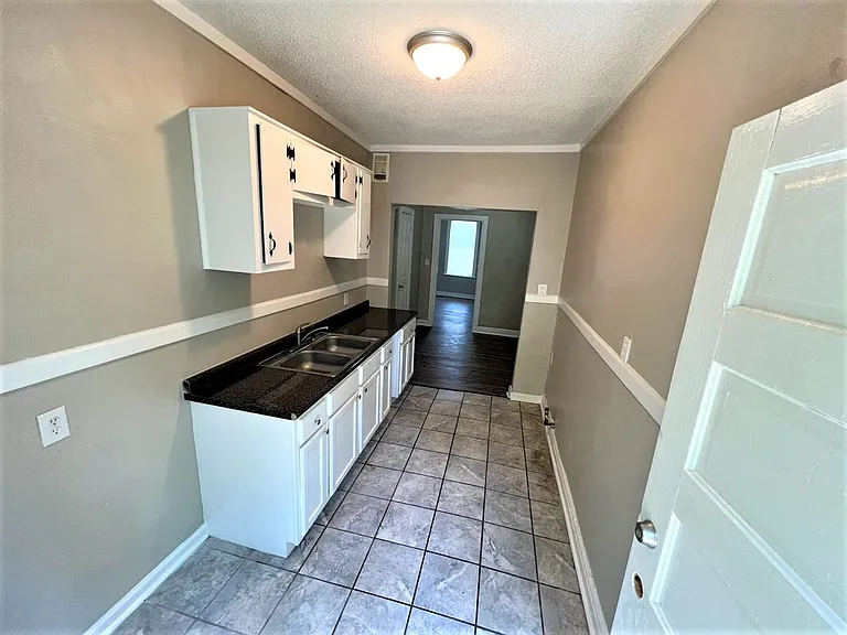 1304 Court Ave #2 — Photo 5