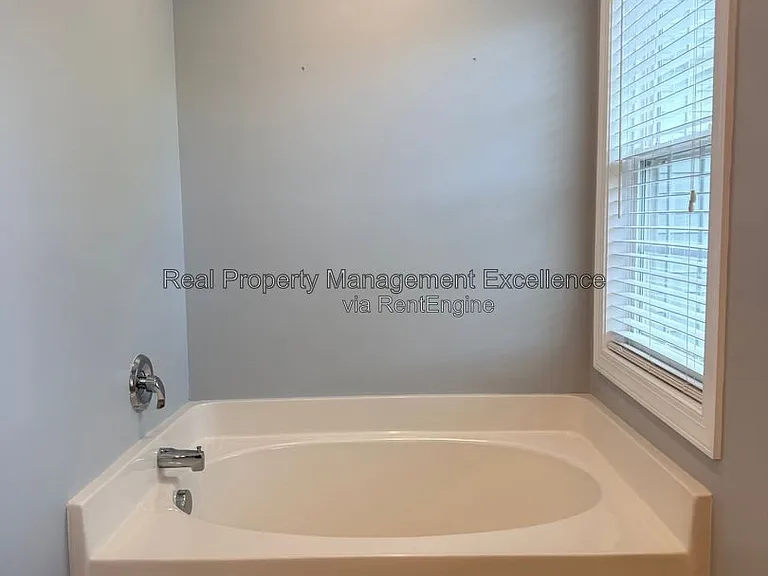 305 Holly Thorn Trce — Photo 34