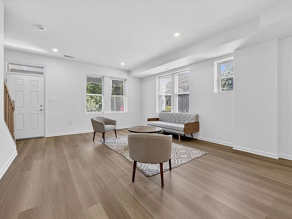 3rd image of 1127 Orren St NE