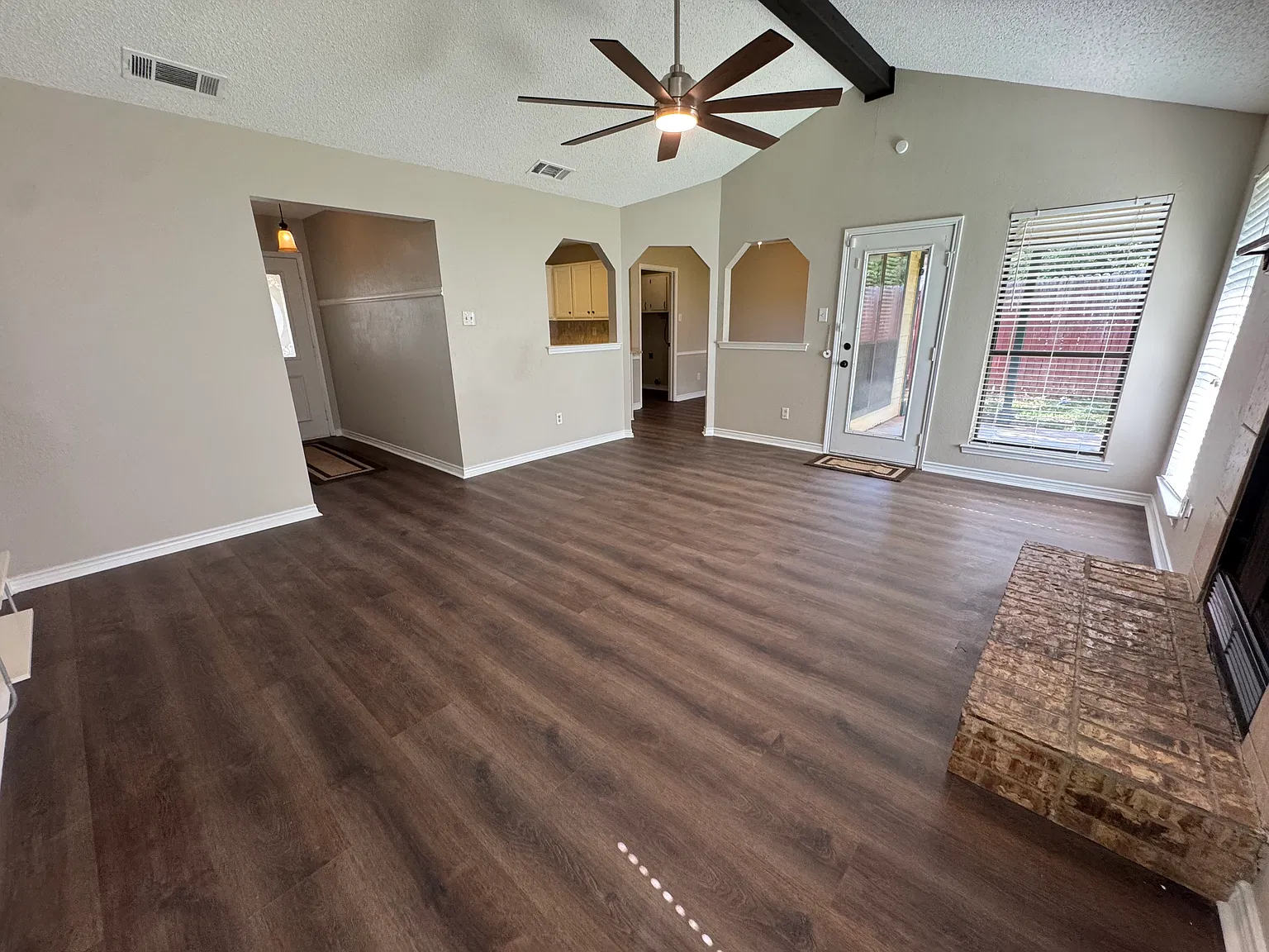 3 bed, 1332 sqft, $2,095 — Photo 2