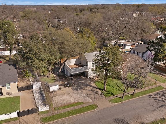 Birds eye view of property featuring a wooded view