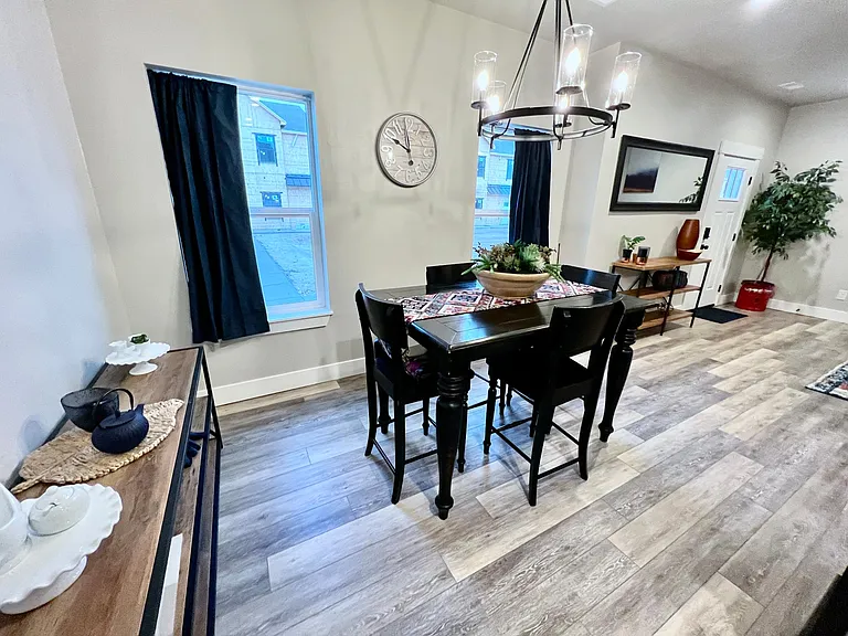 Dining room seats at least 6.