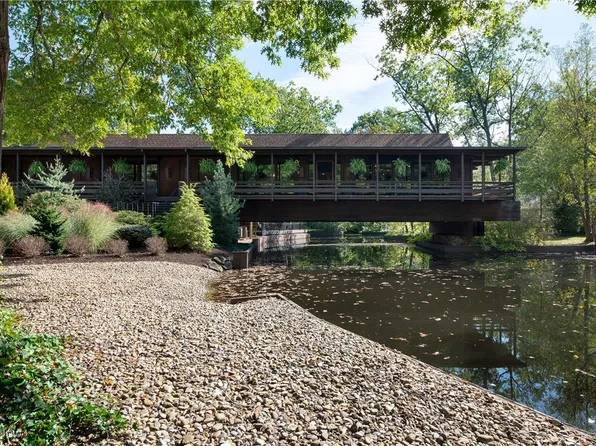 399 Crossbrook Dr, Berea, OH 44017