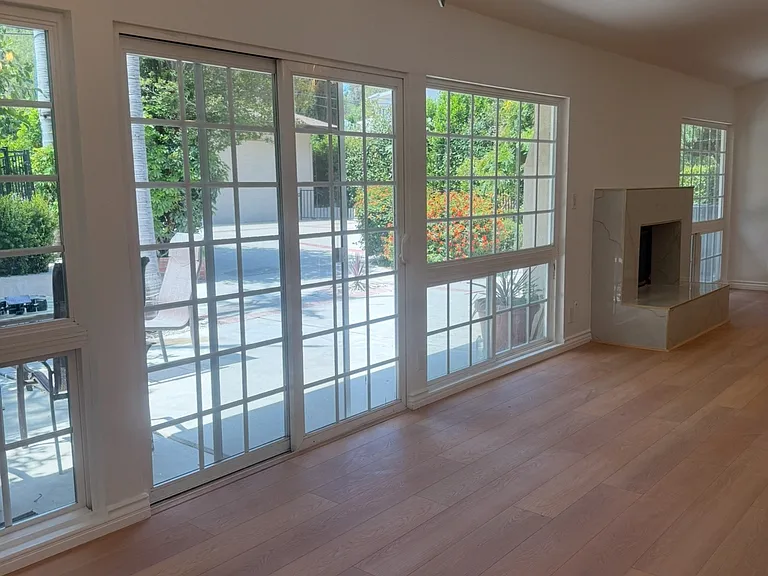 24316 Burbank Blvd — Photo 10
