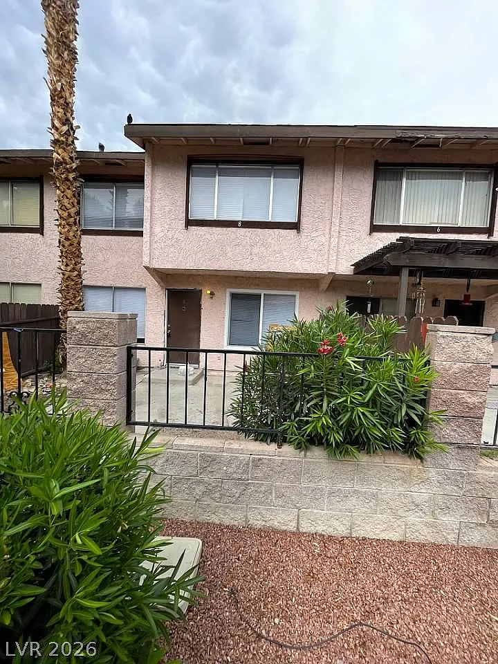 3 bed, 1.5 bath, 1220 sqft, $1,659 — Photo 1