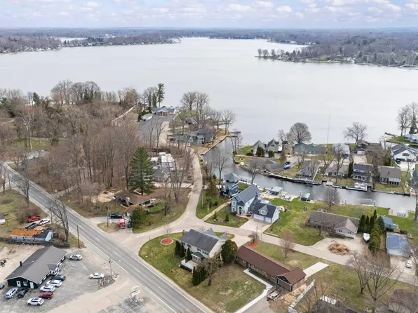 5036 Shoreview Dr, Coloma, MI 49038