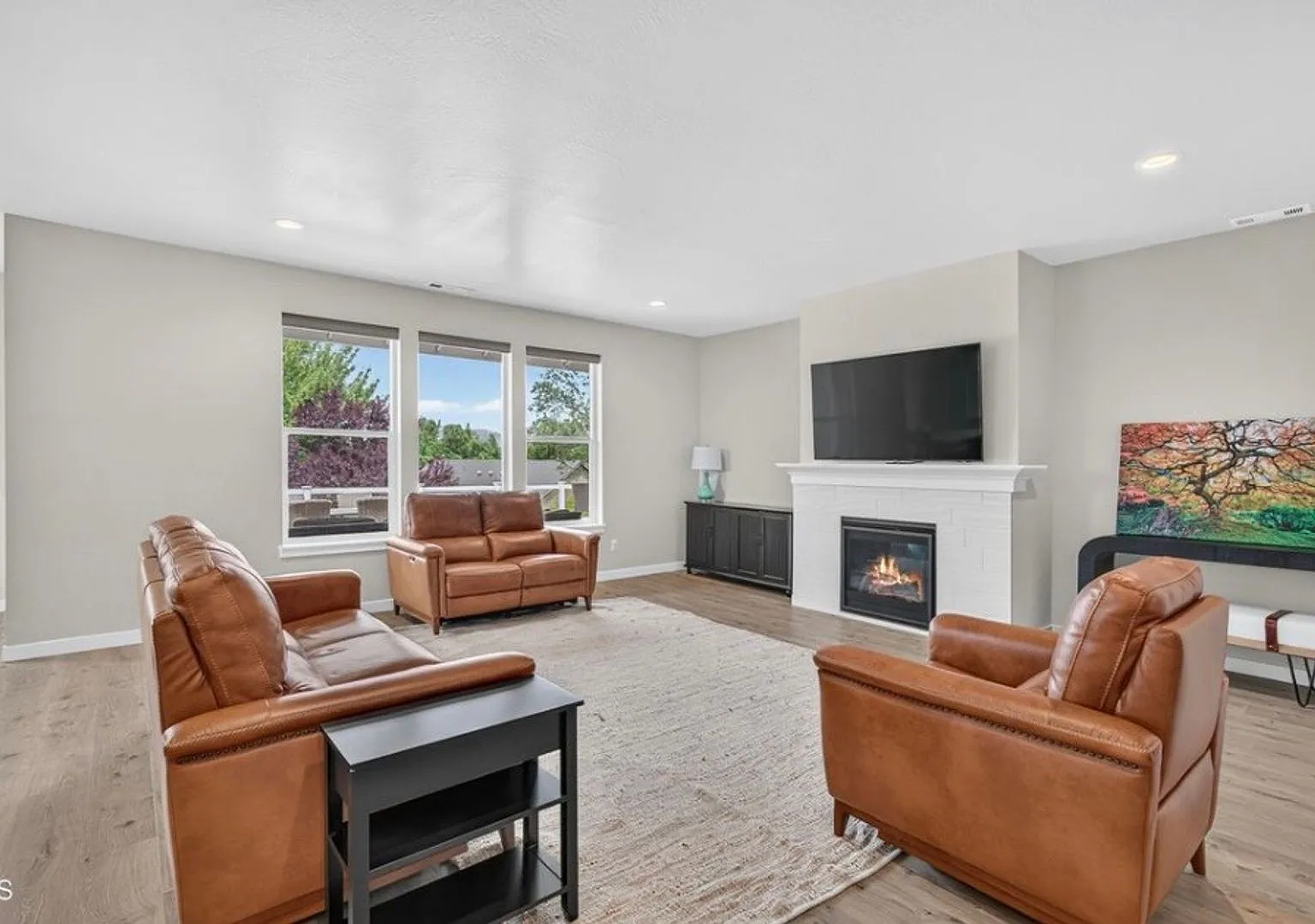Executive Custom Home for Rent in Eagle Point Golf Course Community, 4 Bed, 3 Bath — Photo 3
