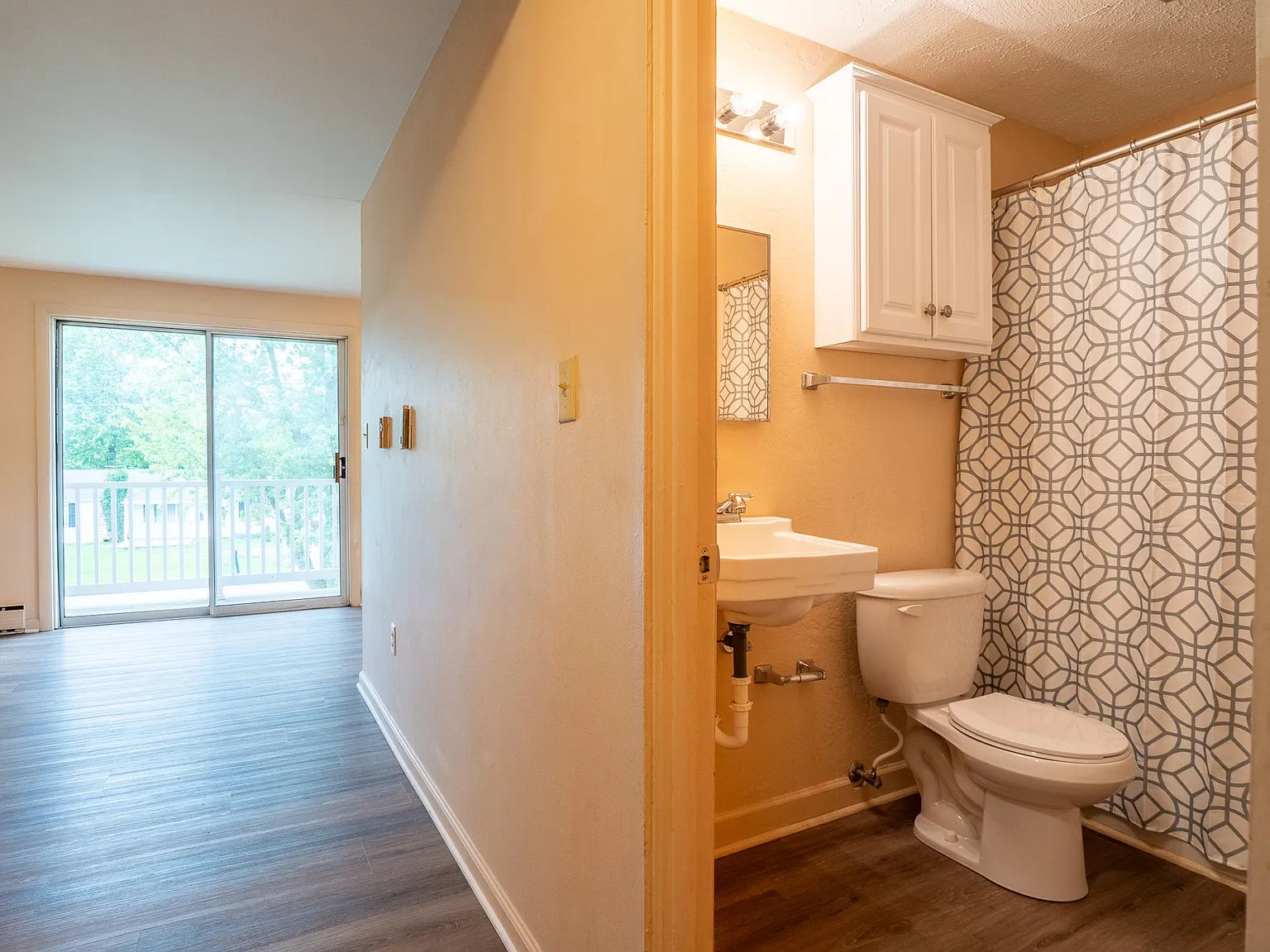 2 bed, 1.0 bath, 650 sqft, $900 — Photo 4