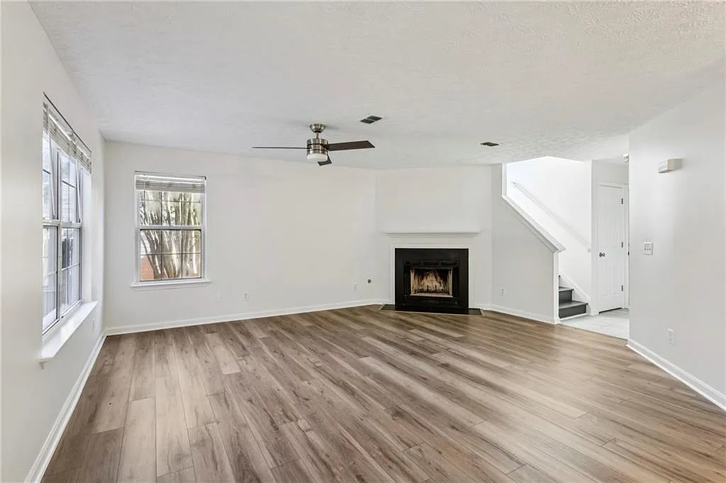 3 bed, 2.5 bath, 1540 sqft, $2,300 — Photo 2