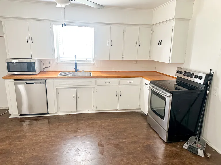 208 Bagin St — Photo 9