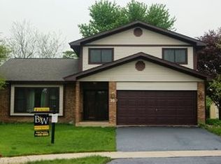 16 Mayfair Ln, Aurora, IL
