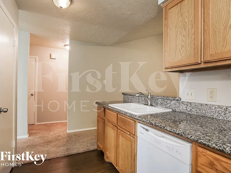 2118 Knollbrook Ln — Photo 7