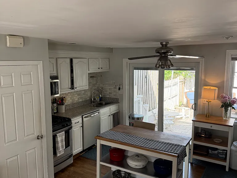 370 E St — Photo 3