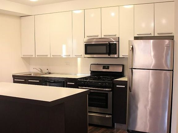 3rd image of 1524 W Glenlake Ave #5B