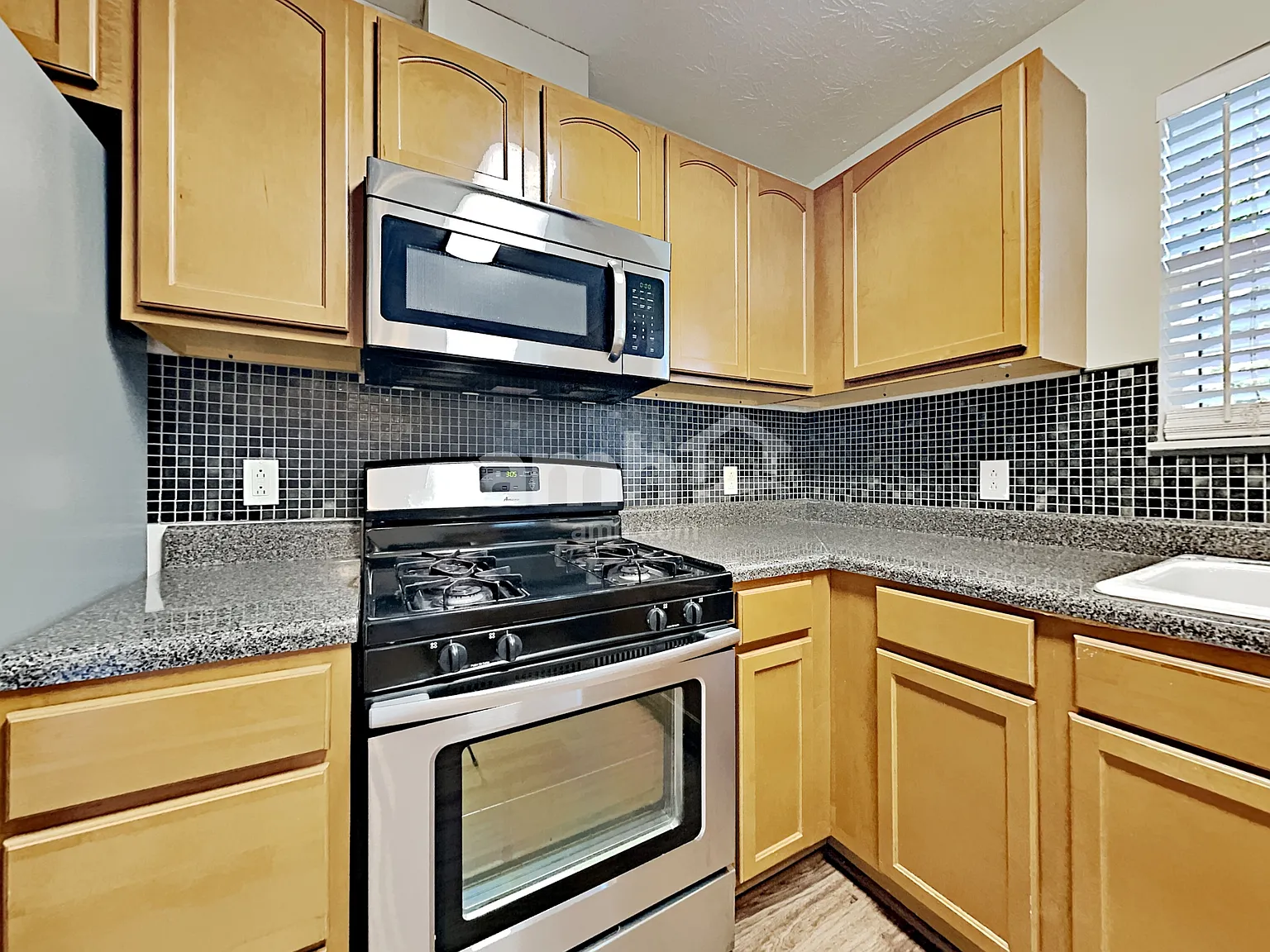 3 bed, 2.5 bath, 2010 sqft, $2,465 — Photo 4