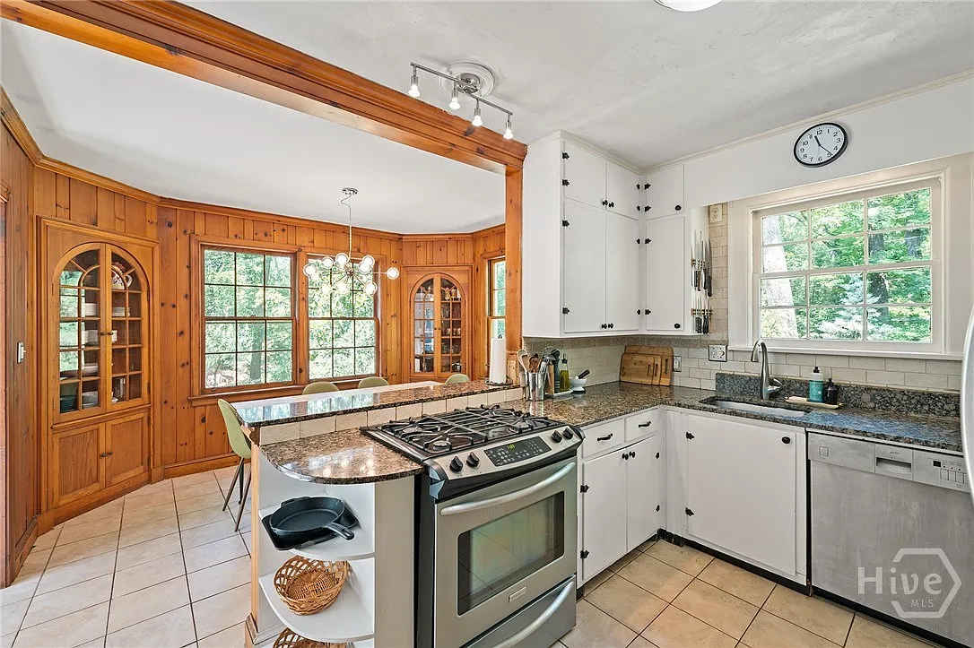 3 bed, 2.0 bath, 1880 sqft, $5,000 — Photo 3