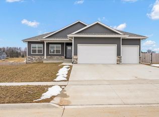 207 Willow Oak Dr, Hudson, IA 50643
