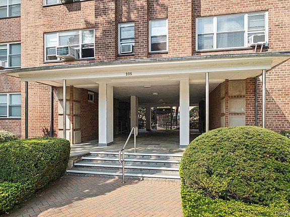 2nd image of 235 Garth Road #C4E