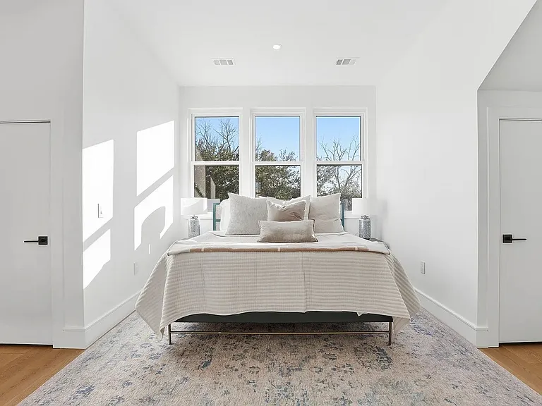 Luxury New Construction Rental Near Starland, SCAD & Ardsley Park with Garage and Private Courtyard — Photo 41