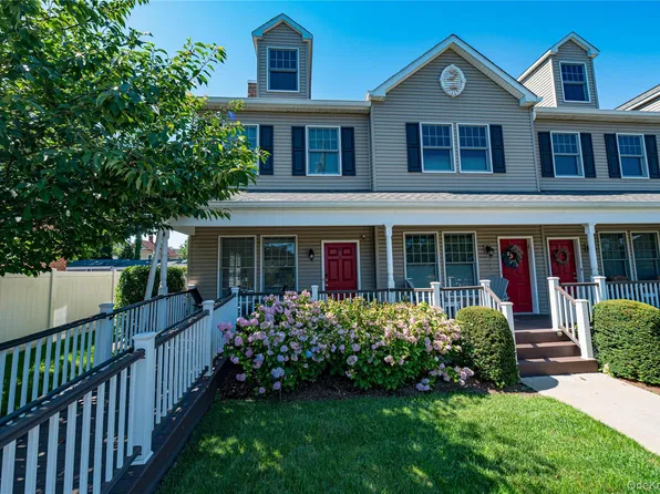 7 Nathan Hale Dr APT E, Huntington, NY 11743