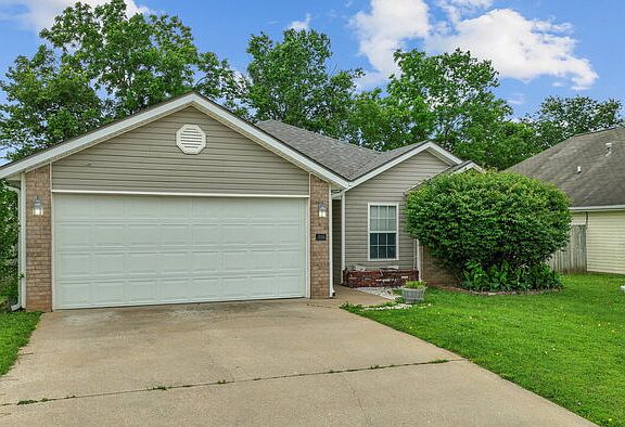 2nd image of 905 SW Arrowhead Dr