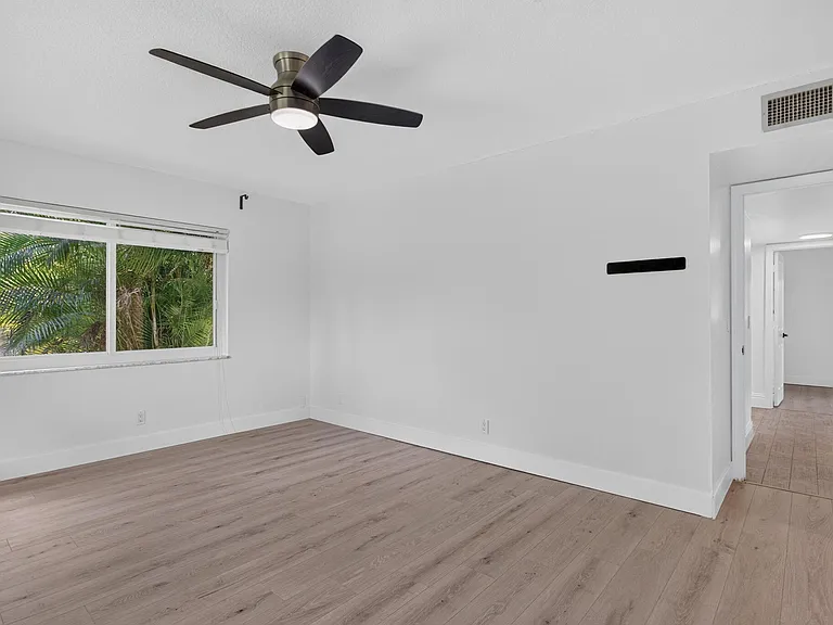 6410 NW 34th Ave — Photo 29