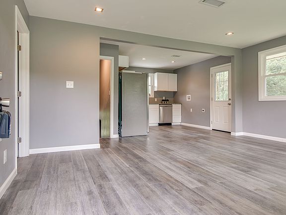 4th image of 461 Ewing Dr