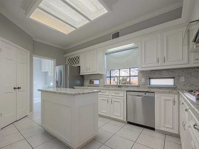15714 Sylvan Lake Dr — Photo 16