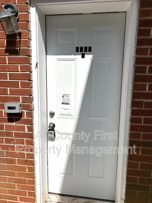 2 bed, 1.0 bath, $1,100 — Photo 2