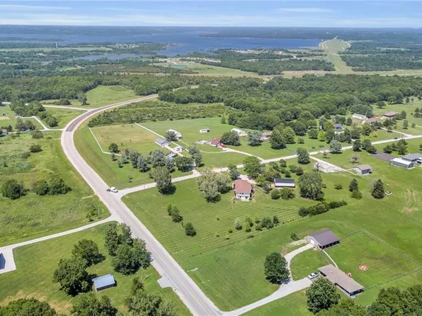 30195 W 274th St, Paola, KS 66071