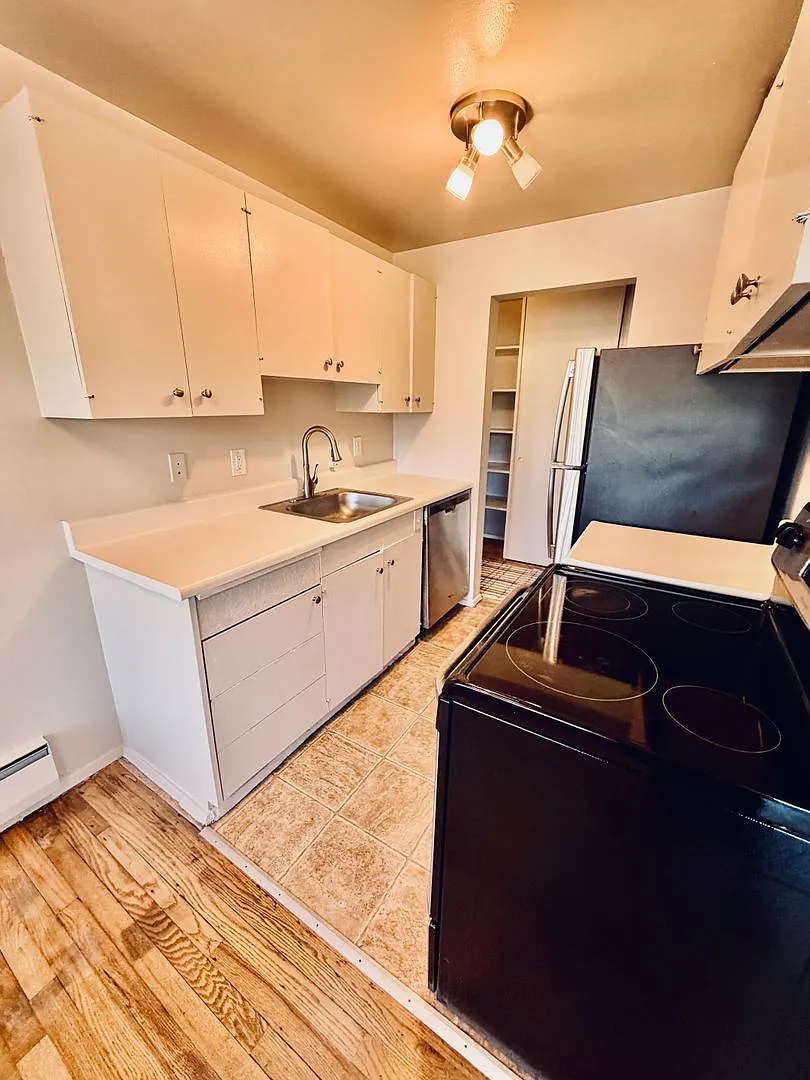 Eden Roc Apartments — Photo 2