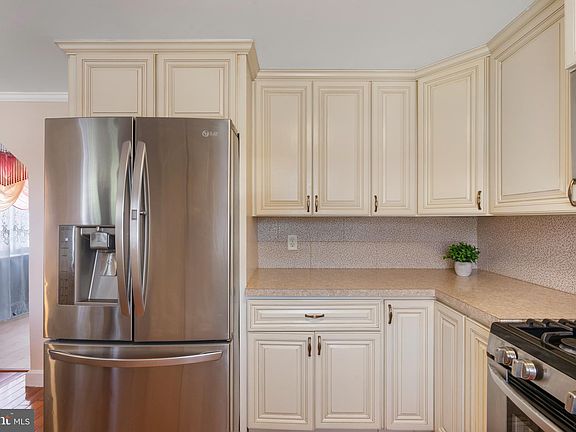 4th image of 2626 Taunton St