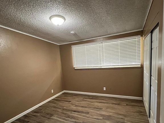 5th image of 945 Joan St