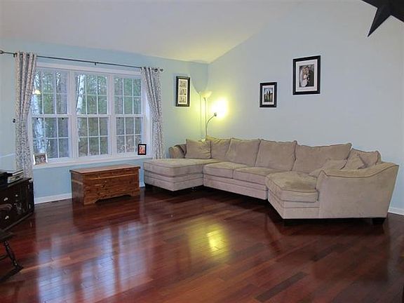 4th image of 47 Barrington Dr