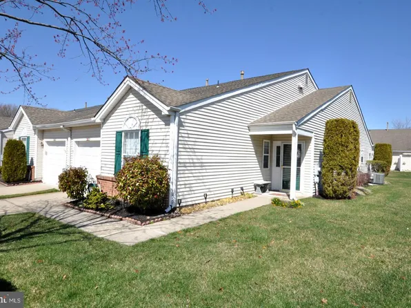10 Staghorn Dr, Mount Laurel, NJ 08054