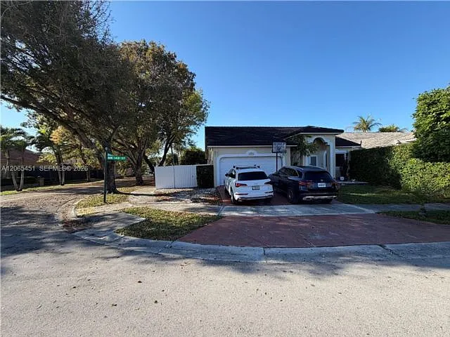 3 bed, 2.0 bath, 1775 sqft, $3,850 — Photo 2