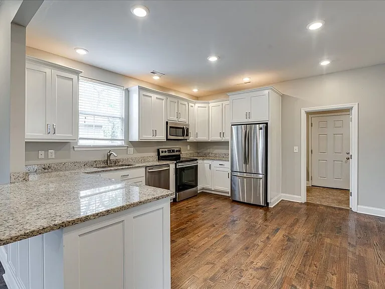 2425 Chamberlain Ave — Photo 8