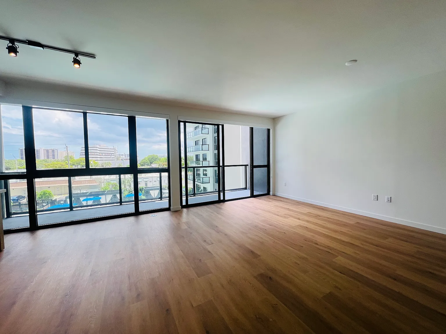 2 bed, 2.5 bath, 1550 sqft, $5,200 — Photo 2
